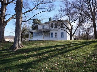 176 Valley St, Winfield, WV 25213