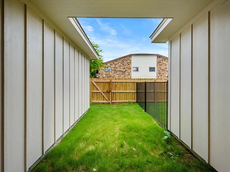 410 W Avenue C — Photo 30