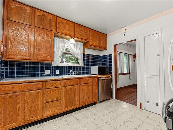 5th image of 1614 W 10th Ave