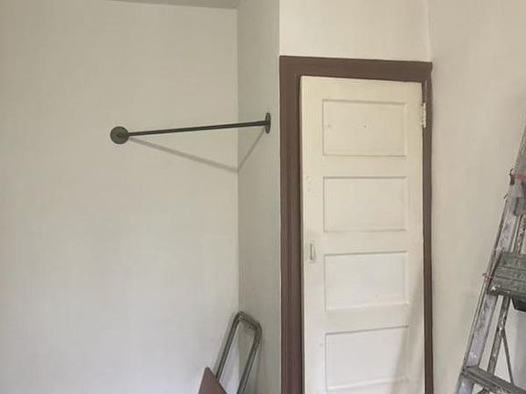 5th image of 7104 Elmwood Ave #2F