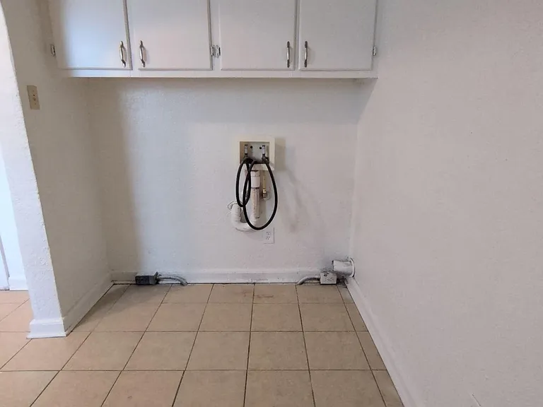 1454 Winthrop St — Photo 13