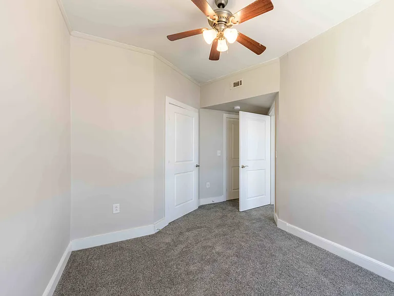 Kinston Hotel Apartments — Photo 6