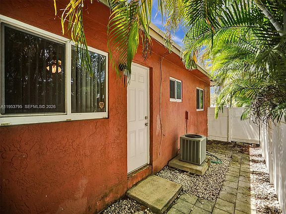 4th image of 920 SW 28th St Unit 1