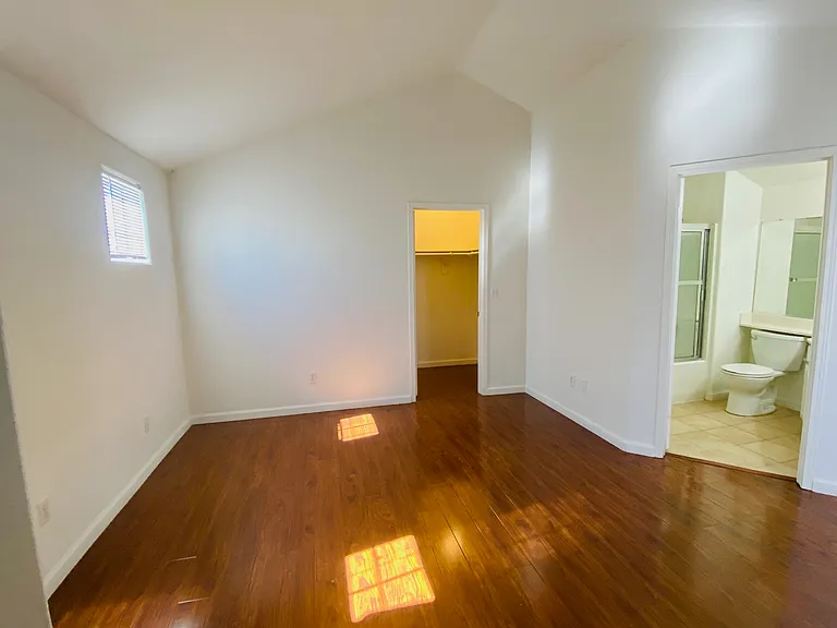 305 W Newby Ave #J — Photo 17