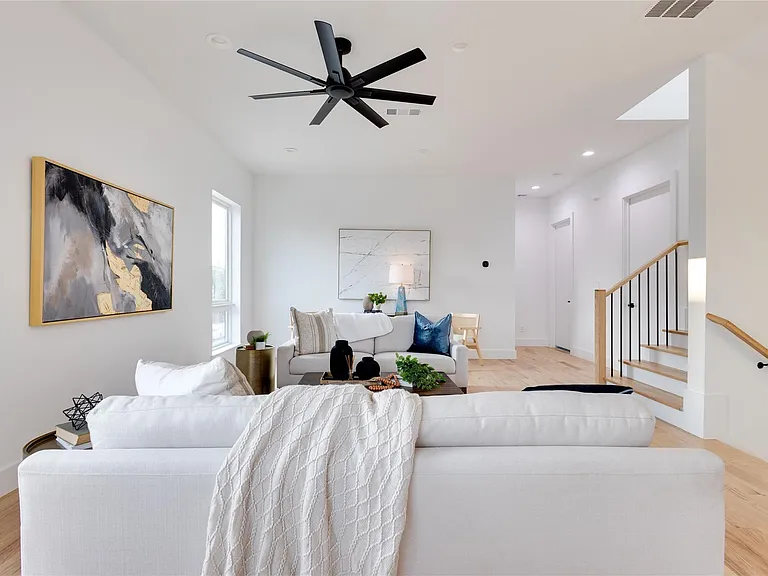 2336 N Carroll Ave — Photo 15