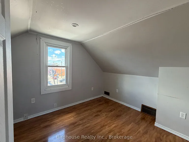 60 Russell St W — Photo 9
