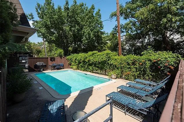 2725 Hood St — Photo 2