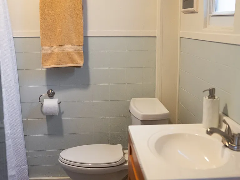 254 W College St — Photo 11