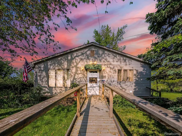 18475 Harbin Rd, Brownstown, MI 48173