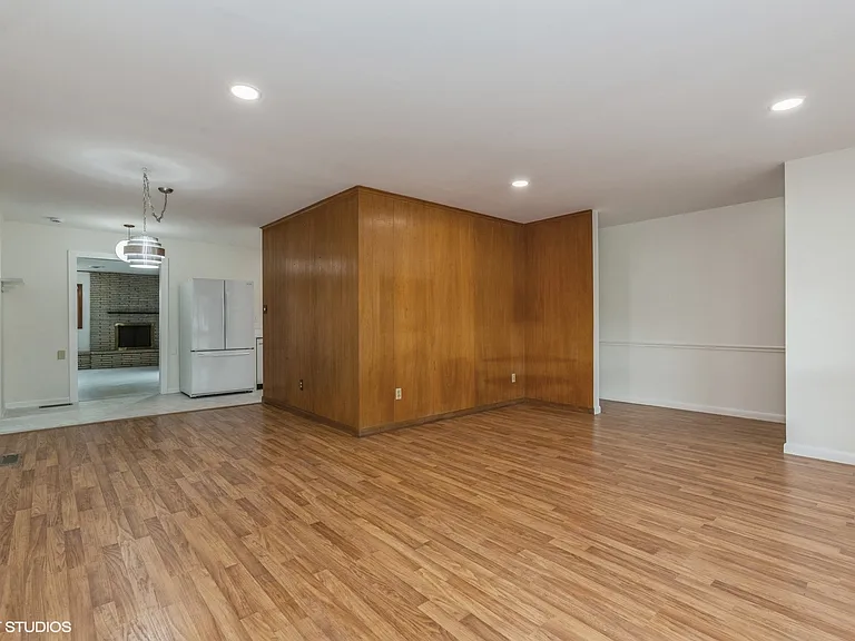 121 Belmont Ct — Photo 5