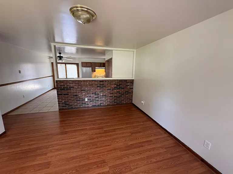 1271 Jaclyn Ln — Photo 2