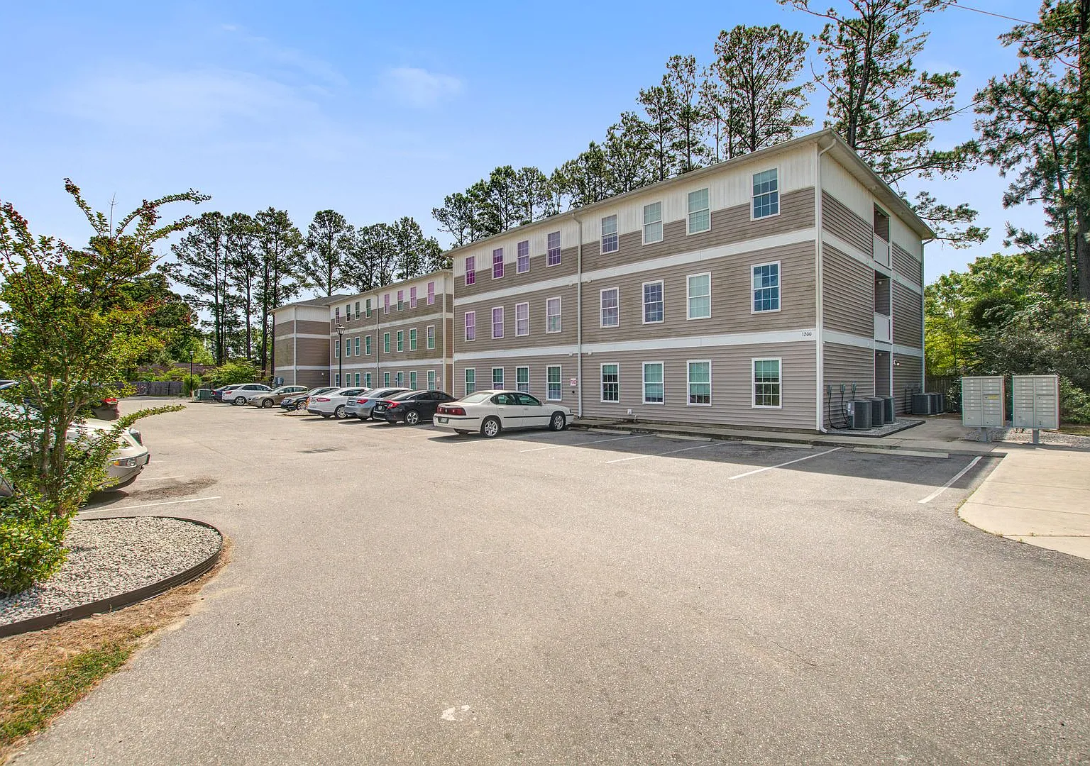 Hemingway Apartments — Photo 3