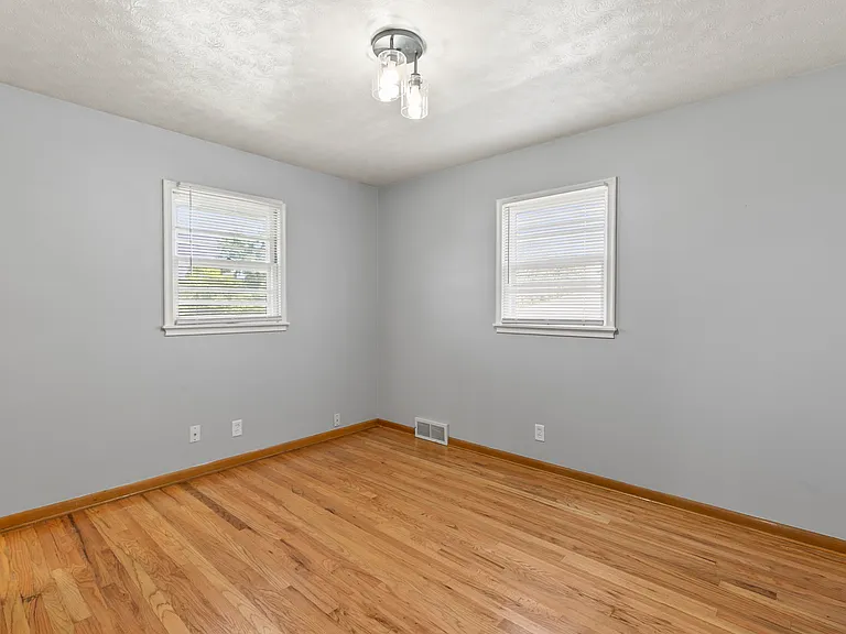 11214 Leavenworth St — Photo 17
