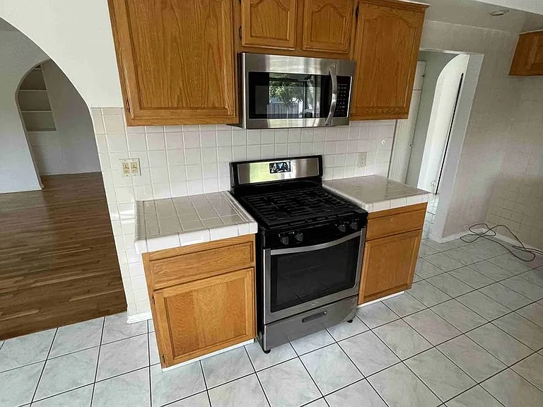 2946 S Beverly Dr — Photo 8