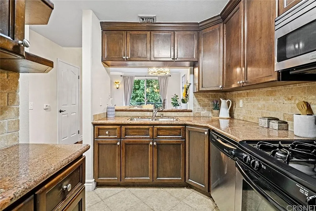 2 bed, 1040 sqft, $3,750 — Photo 4