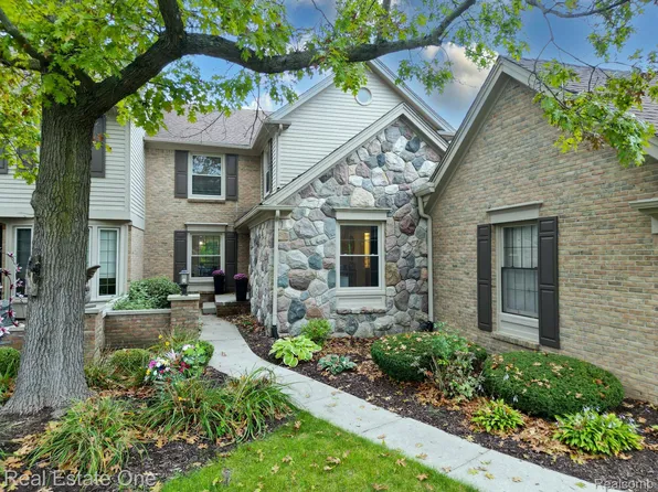 4775 Pine Eagles Dr, Brighton, MI 48116