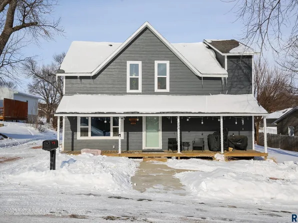 104 E 6th St, Dell Rapids, SD 57022