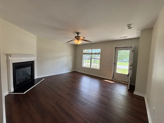 3 bed, 2.5 bath, 1595 sqft, $1,800 — Photo 2