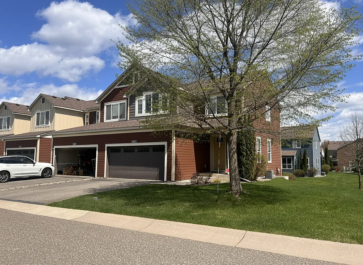 Beautiful and spacious 4 bedroom end unit townhome — Photo 1