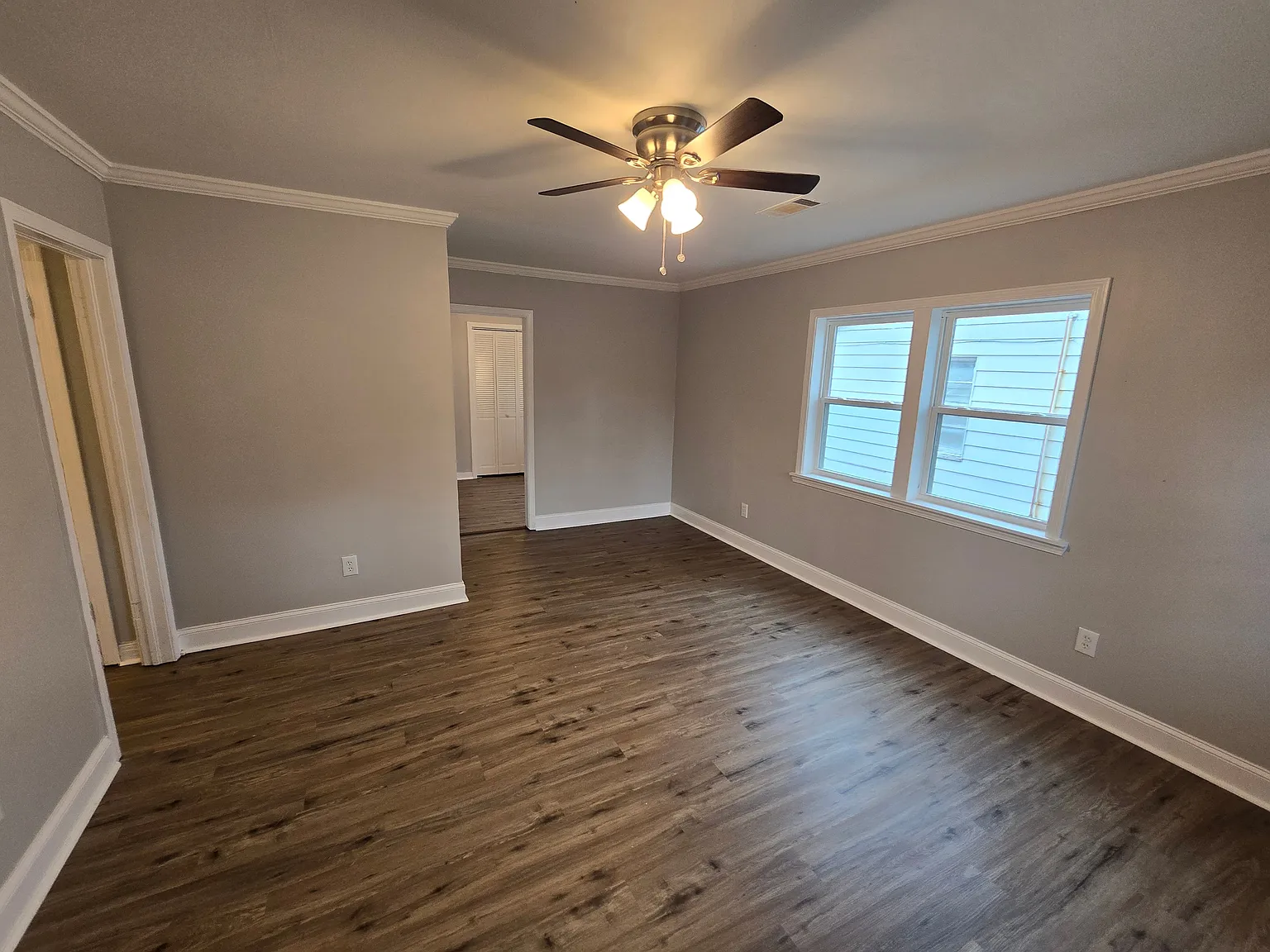 Cozy 3 Bedroom 1 Bathroom Home — Photo 2