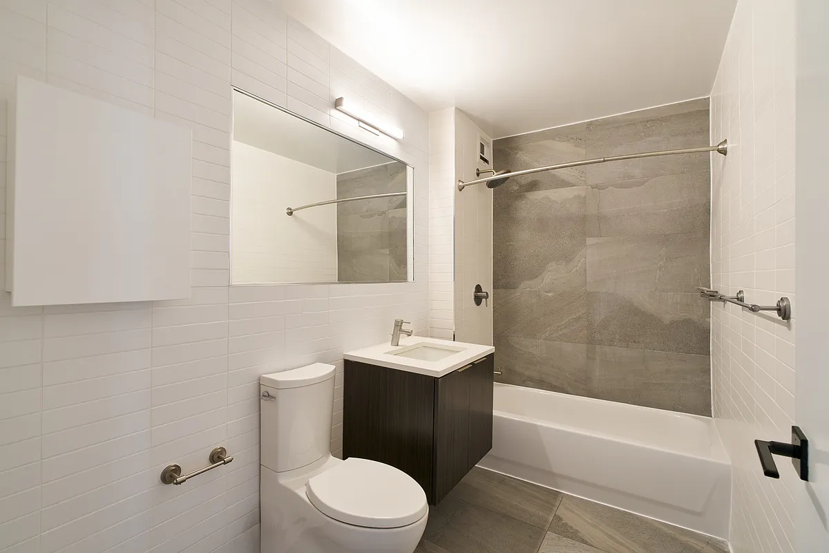 Building Photo - 275 Park Ave #5I