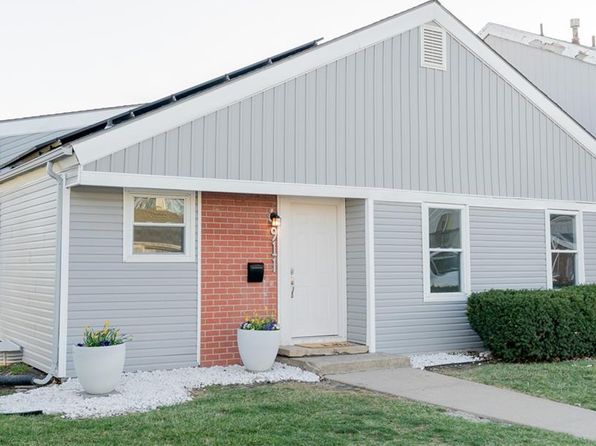 911 SE Hampton Ct, Lees Summit, MO 64063