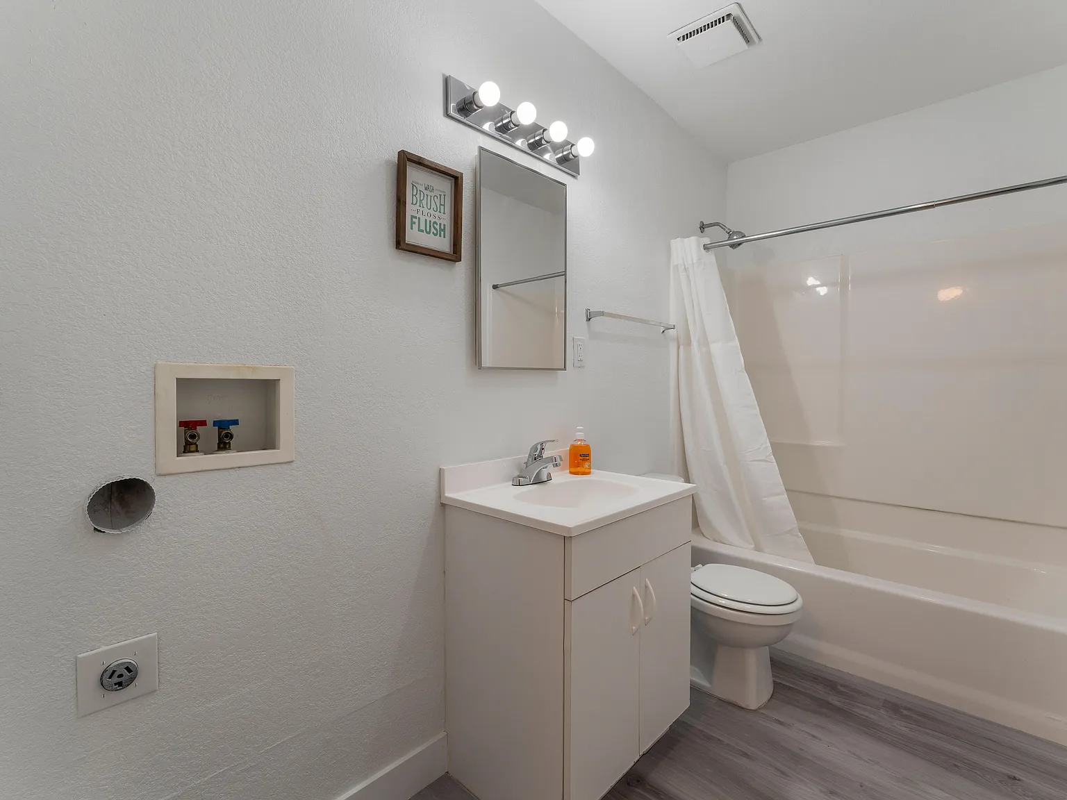 4 bed, 4.0 bath, 3792 sqft, $780 — Photo 2