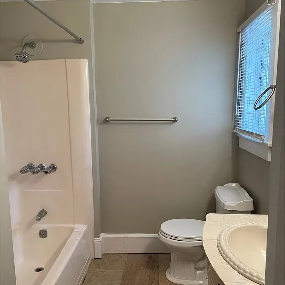 228 E Henry St #A — Photo 6