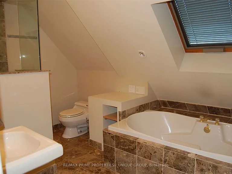 39 Whitehall Rd #UPPER — Photo 10