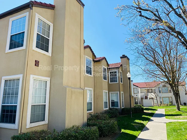 8153 N Cedar Ave #212 — Photo 31