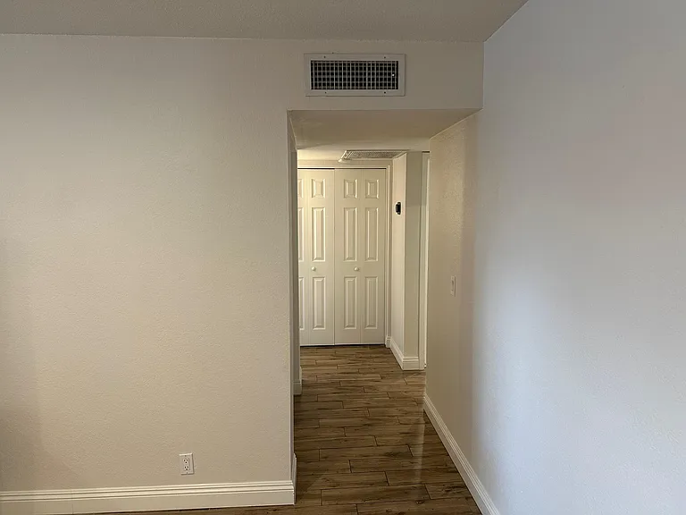 402 E Sack Dr — Photo 24