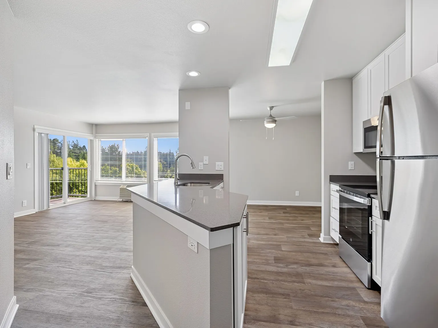 Sunset Summit Apartments — Photo 3