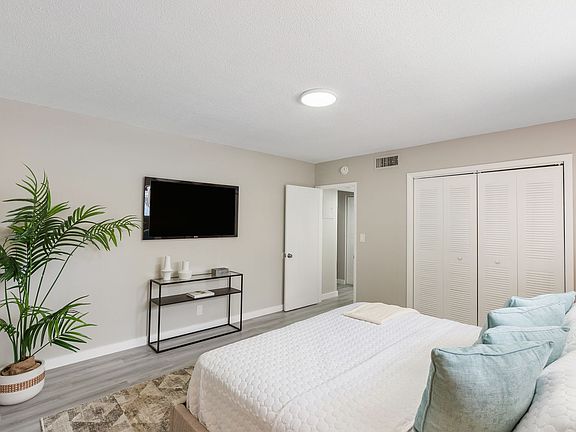 4th image of 501 SE 23rd St #1