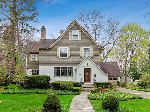 2nd image of 115 Woodbine Ave