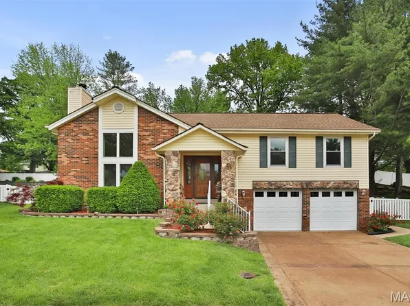 217 Golden Valley Dr, Saint Louis, MO 63129