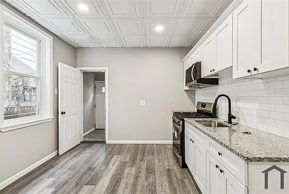 2416 N Hollywood St — Photo 4