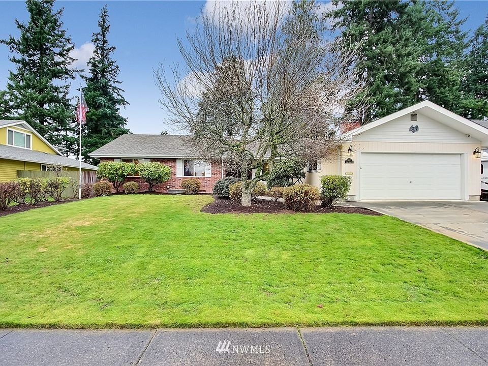 Beautiful custom built 1 story home w/ seasonal views of the Green Valley