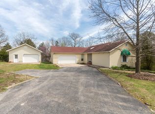 560 Pine Ridge St, Marshfield, MO 65706