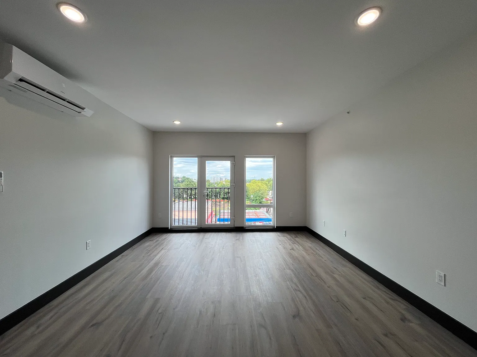 2 bed, 1035 sqft, $2,900 — Photo 3