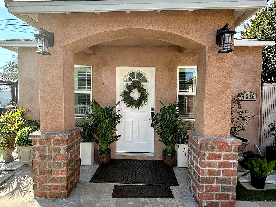 Grand Entrance
Top to bottom newly built unit with attention to detail.