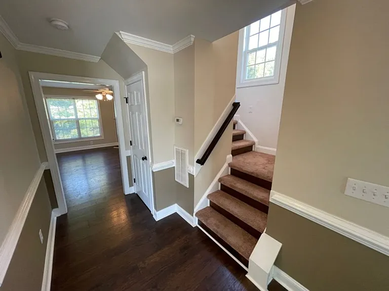 433 Holly Thorn Trce — Photo 10