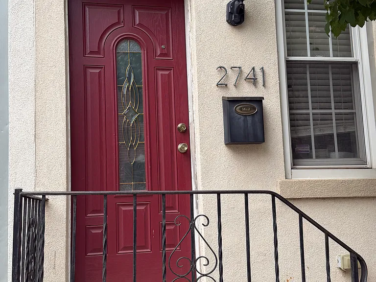 Quiet little block- just a short walk to Fairmount and Art museum.