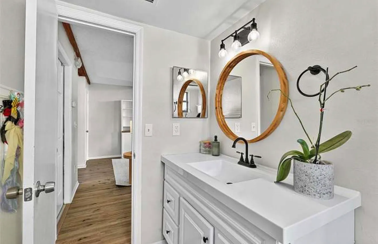 2 bed, 1039 sqft, $2,300 — Photo 4