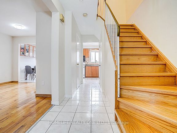 3rd image of 35 Fieldview Cres N