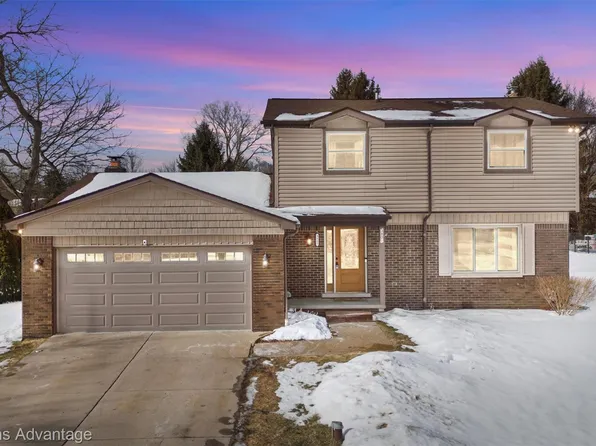 3801 Tara Dr, Highland, MI 48356