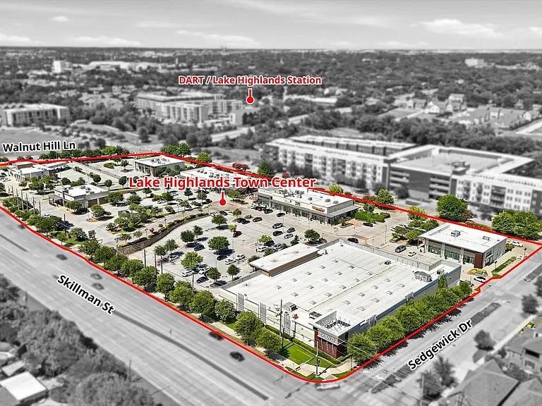 Just steps from Sprouts, Starbucks and all the dining, banking and shopping !