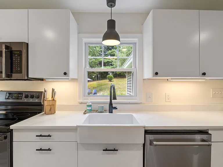 122 Alewive Rd — Photo 3