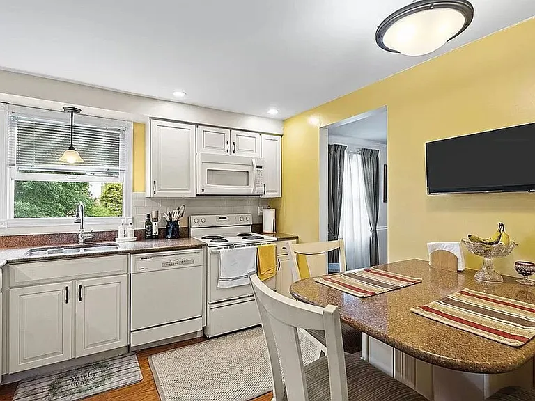6101 Chatham Dr — Photo 10