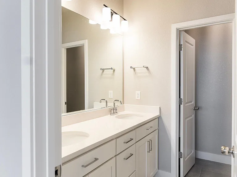 Full bath with double-vanity