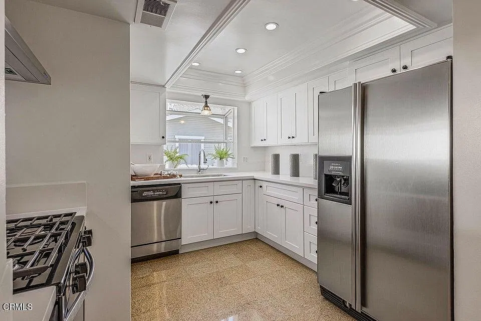 3 bed, 2.0 bath, 1225 sqft, $4,000 — Photo 4